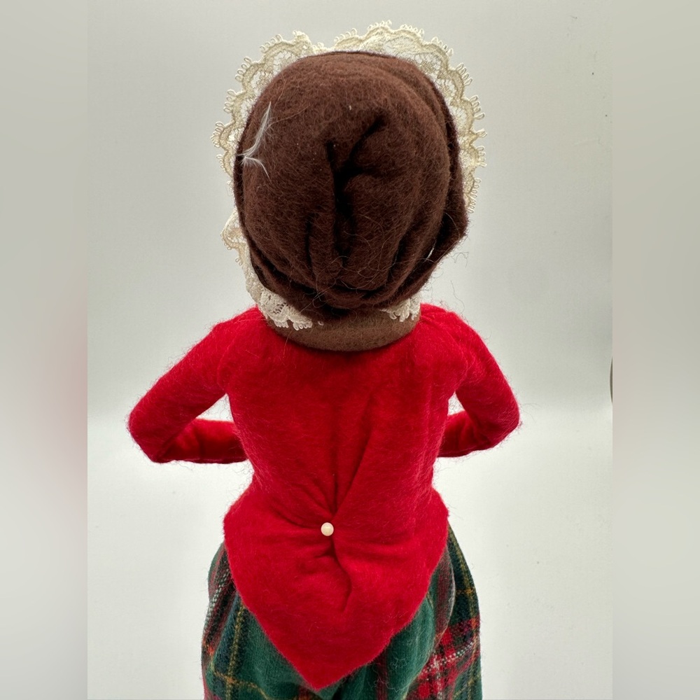 VINTAGE 1991~ Byers' Choice~CAROLERS~ LADY~ With Fur Muff Over Arm ~Excellent - Picture 6 of 9